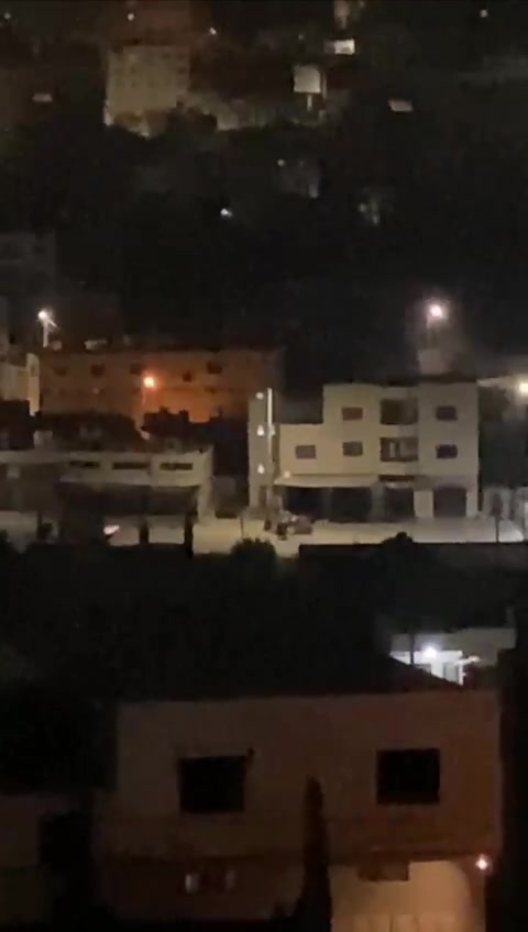 New military reinforcements storm the eastern part of Nablus.