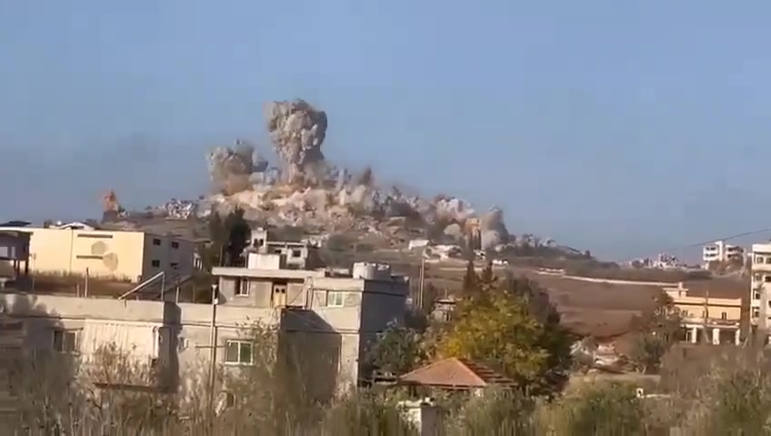 Momento em que a grande base subterrânea e centro de comando do Hezbollah foi destruída em Mhaibib, controlado pelo exército israelense