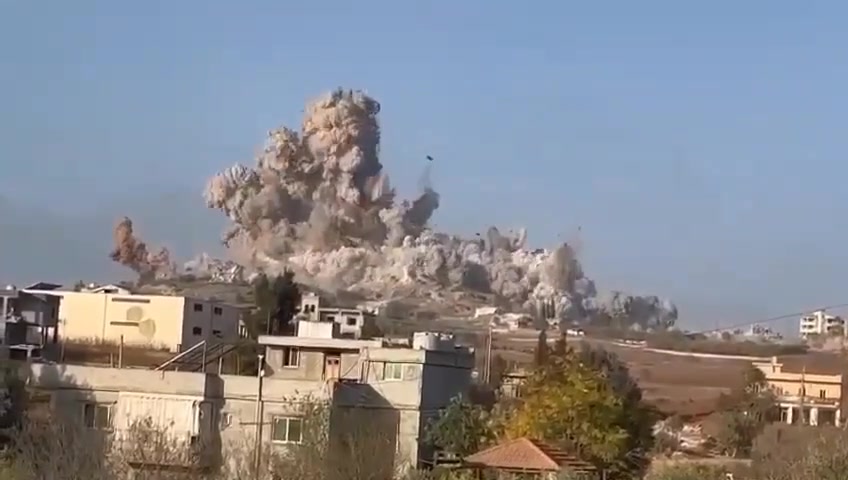 Momento em que a grande base subterrânea e centro de comando do Hezbollah foi destruída em Mhaibib, controlado pelo exército israelense