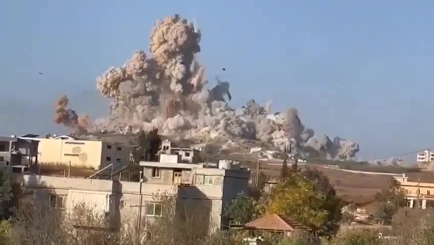 Momento em que a grande base subterrânea e centro de comando do Hezbollah foi destruída em Mhaibib, controlado pelo exército israelense