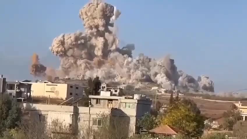 Momento em que a grande base subterrânea e centro de comando do Hezbollah foi destruída em Mhaibib, controlado pelo exército israelense