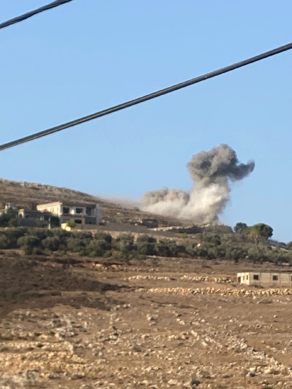 Israelische Flugzeuge zielen auf die Stadt Aita al-Shaab im Südlibanon.