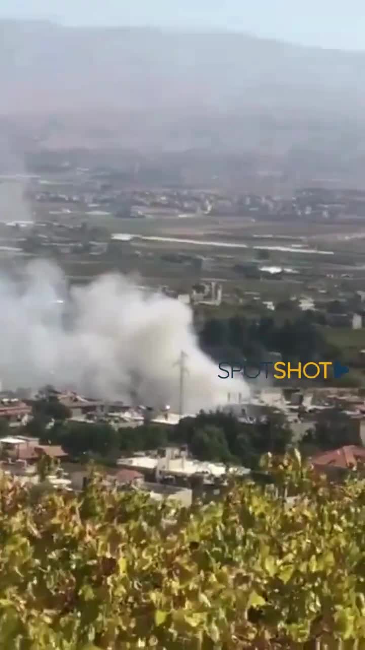 O bombardeio continua. Um ataque israelense na cidade de Tamnin, Bekaa