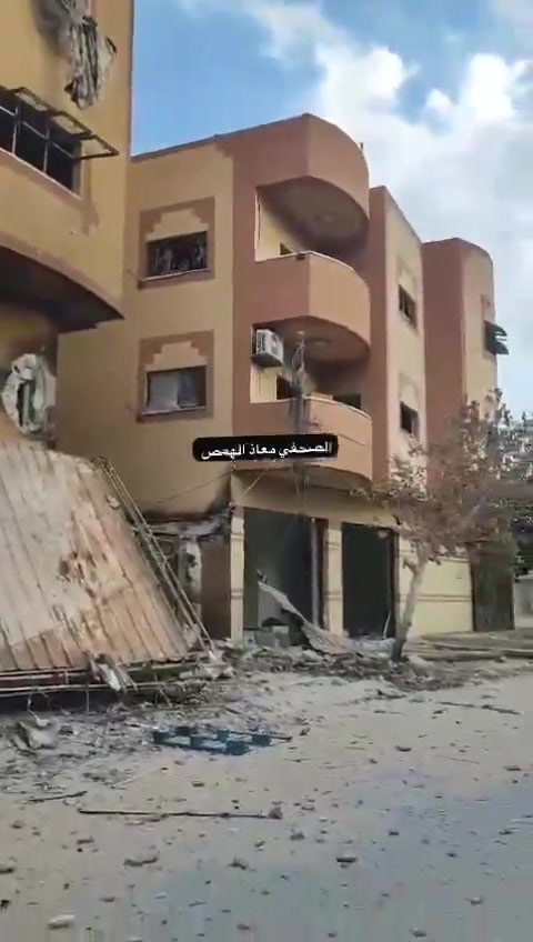 Destruição em massa nas proximidades do Hospital do Kuwait, no centro de Rafah, devido a ataques aéreos