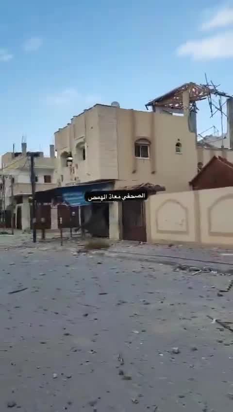 Destruction massive à proximité de l'hôpital du Koweït dans le centre de Rafah en raison de frappes aériennes