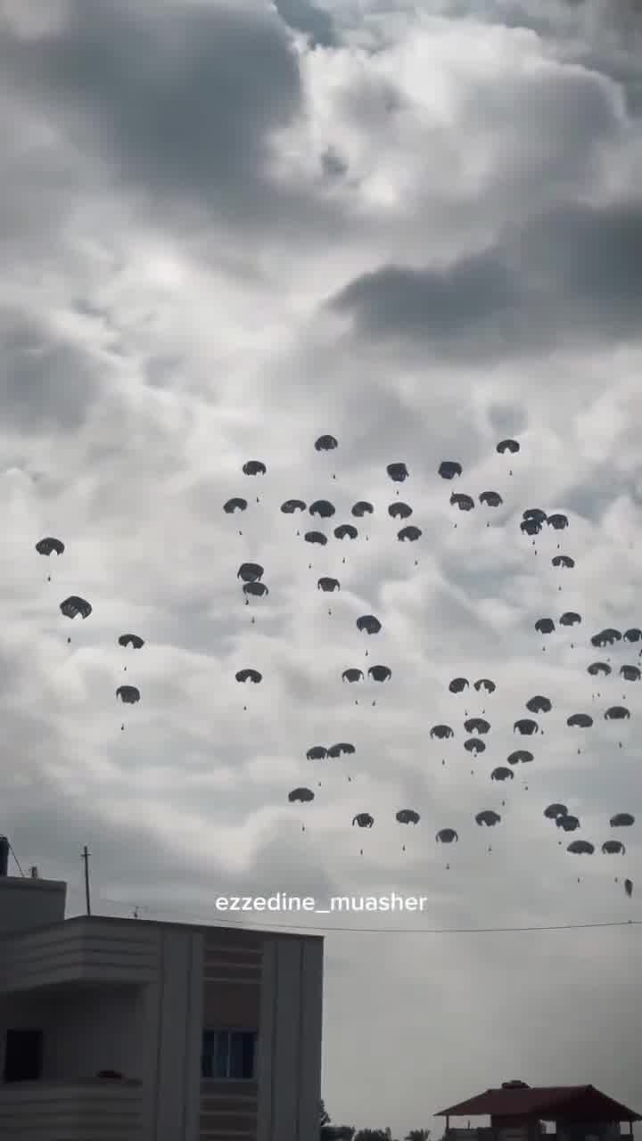 מטוסים זורקים תיבות סיוע על חאן יונס בדרום רצועת עזה