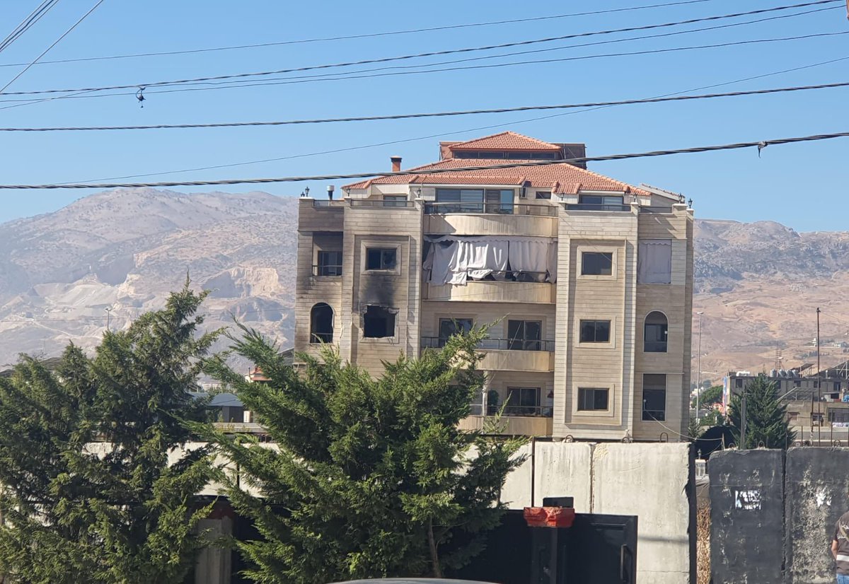 The effects of the raid that targeted a residential apartment in a residential complex on the outskirts of Chtaura (Zahle District) at dawn today, which led to the death of a citizen from the neighboring town of Hazrata and the injury of two other people