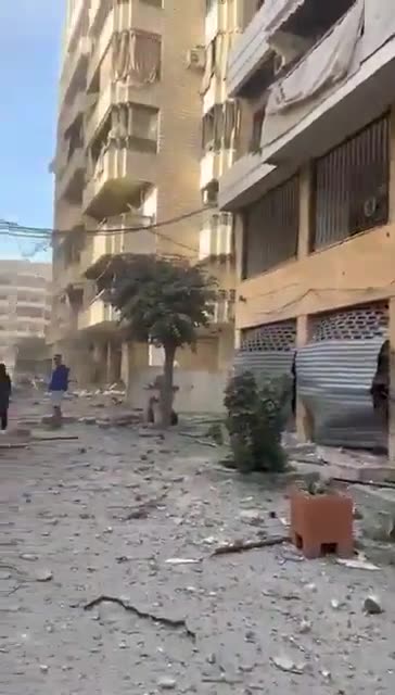 Folgen der israelischen Luftangriffe auf das Gebiet Al Hadath in der Nähe des Saint Therese Hospital im südlichen Vorort von Beirut, Libanon