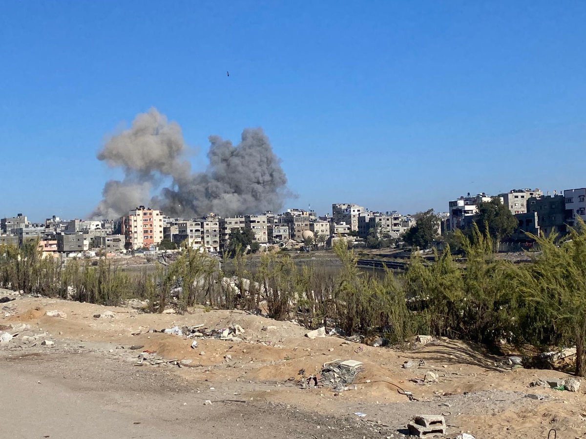 Flugzeuge starten mehrere Angriffe auf das Gebiet Abu Iskandar nördlich von Gaza-Stadt