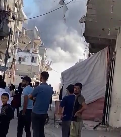 Israelische Bombardierung des Lagers Al-Bureij im zentralen Gazastreifen.