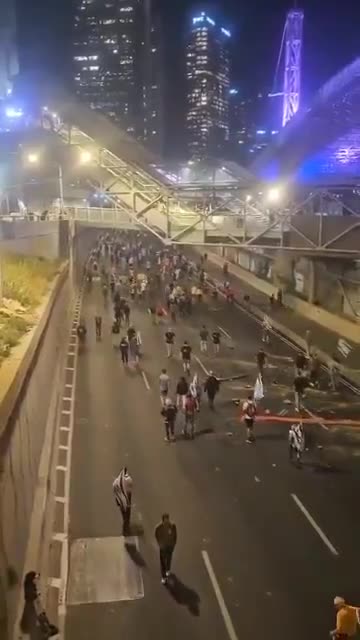 Protesters in Tel Aviv throwing Trash and other Debris into the Roads, while blocking Traffic