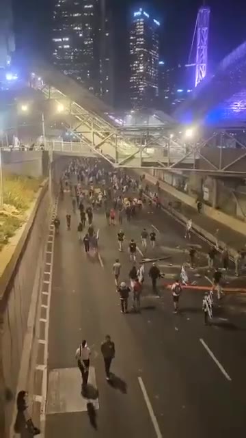 Protesters in Tel Aviv throwing Trash and other Debris into the Roads, while blocking Traffic