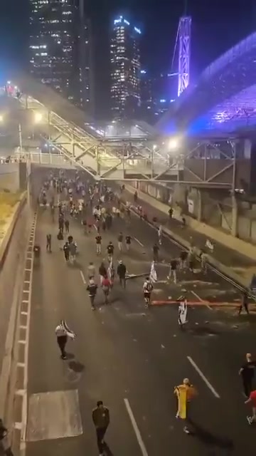 Protesters in Tel Aviv throwing Trash and other Debris into the Roads, while blocking Traffic