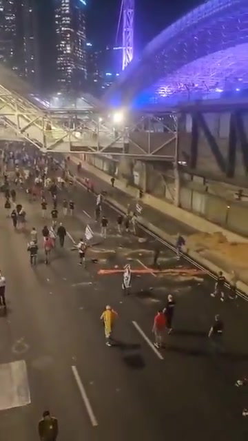 Protesters in Tel Aviv throwing Trash and other Debris into the Roads, while blocking Traffic