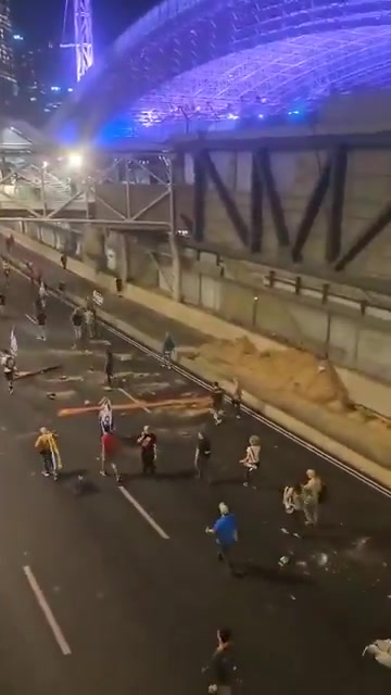 Protesters in Tel Aviv throwing Trash and other Debris into the Roads, while blocking Traffic