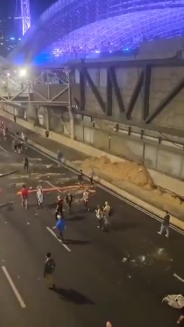 Protesters in Tel Aviv throwing Trash and other Debris into the Roads, while blocking Traffic