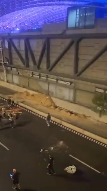 Protesters in Tel Aviv throwing Trash and other Debris into the Roads, while blocking Traffic