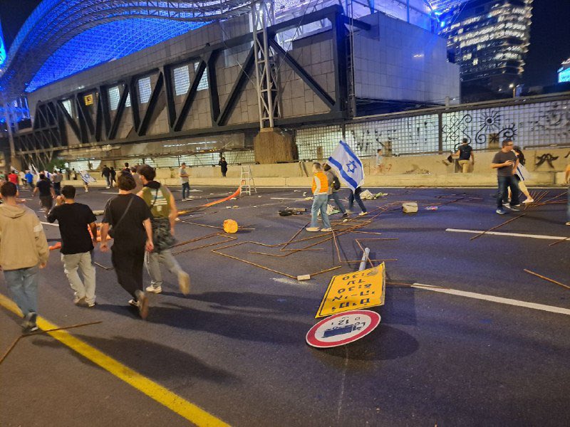 Manifestantes em Tel Aviv jogam lixo e outros detritos nas estradas, enquanto bloqueiam o trânsito