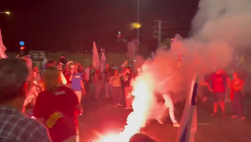 Demonstranten sperren den Eingang nach Beersheva wegen der Entlassung von Verteidigungsminister Gallant