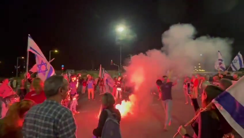 Demonstranten sperren den Eingang nach Beersheva wegen der Entlassung von Verteidigungsminister Gallant