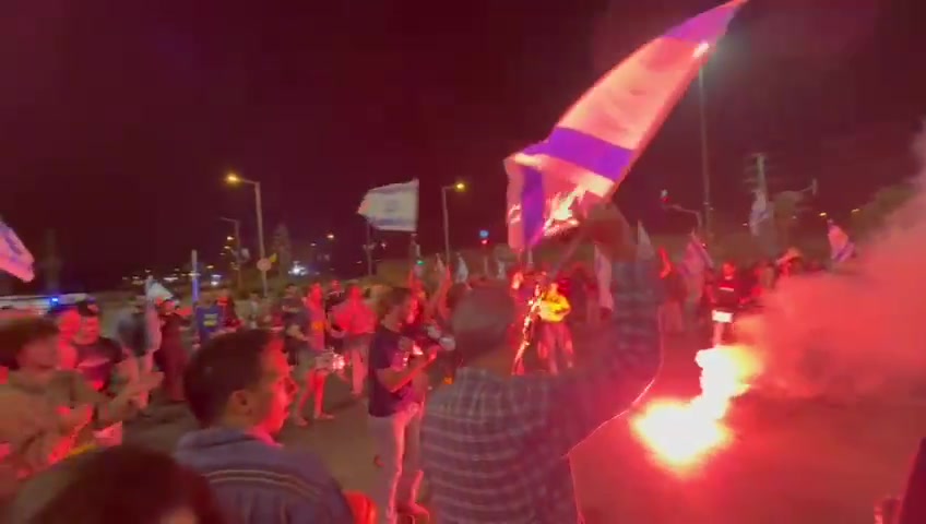 Demonstranten sperren den Eingang nach Beersheva wegen der Entlassung von Verteidigungsminister Gallant