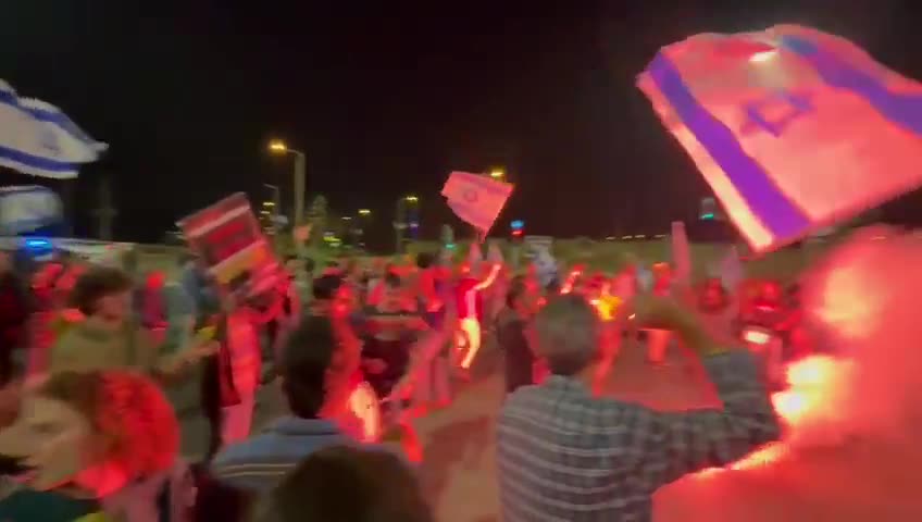 Demonstranten sperren den Eingang nach Beersheva wegen der Entlassung von Verteidigungsminister Gallant