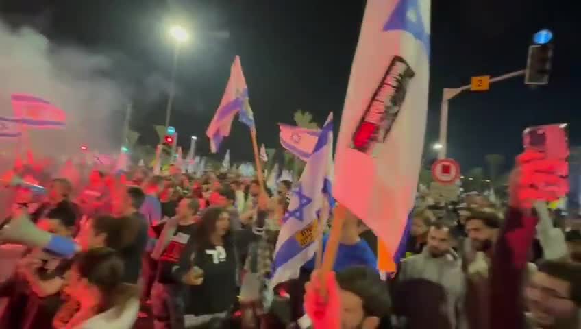 Demonstranten sperren den Eingang nach Beersheva wegen der Entlassung von Verteidigungsminister Gallant