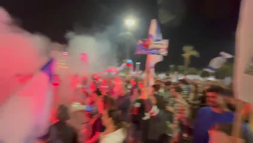 Demonstranten sperren den Eingang nach Beersheva wegen der Entlassung von Verteidigungsminister Gallant