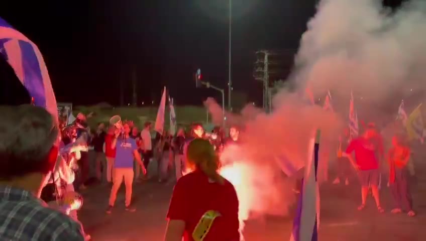 Protesters close the entrance to Beeersheva due to the dismissal of Defense Minister Gallant