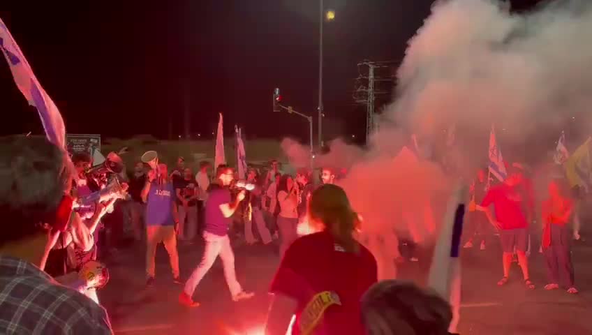 Protesters close the entrance to Beeersheva due to the dismissal of Defense Minister Gallant