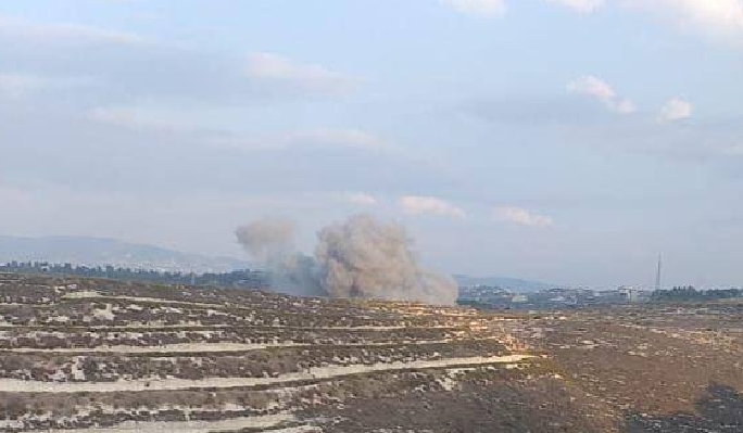 Ein israelischer Luftangriff in zwei Wellen zielte auf die Außenbezirke der Städte Al-Bissariyeh und Qaqaiyat Al-Sanobar im Südlibanon.