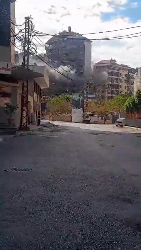 Le moment de la prise pour cible de l'immeuble Harqous dans la banlieue sud de Beyrouth