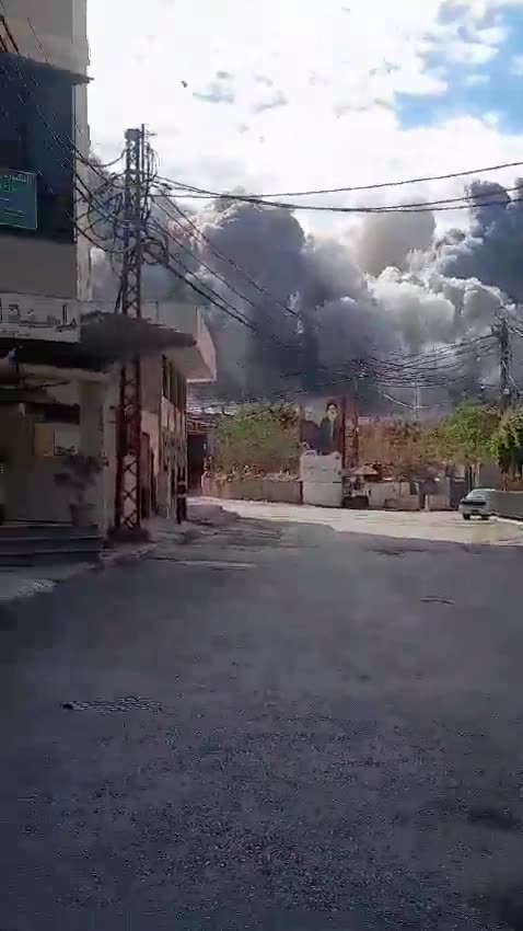 Le moment de la prise pour cible de l'immeuble Harqous dans la banlieue sud de Beyrouth