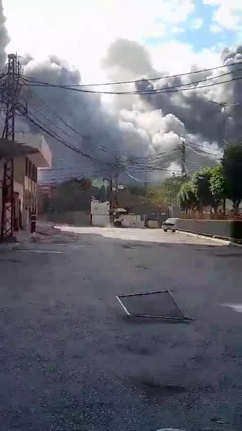 Le moment de la prise pour cible de l'immeuble Harqous dans la banlieue sud de Beyrouth