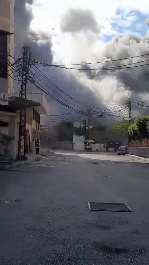 Le moment de la prise pour cible de l'immeuble Harqous dans la banlieue sud de Beyrouth