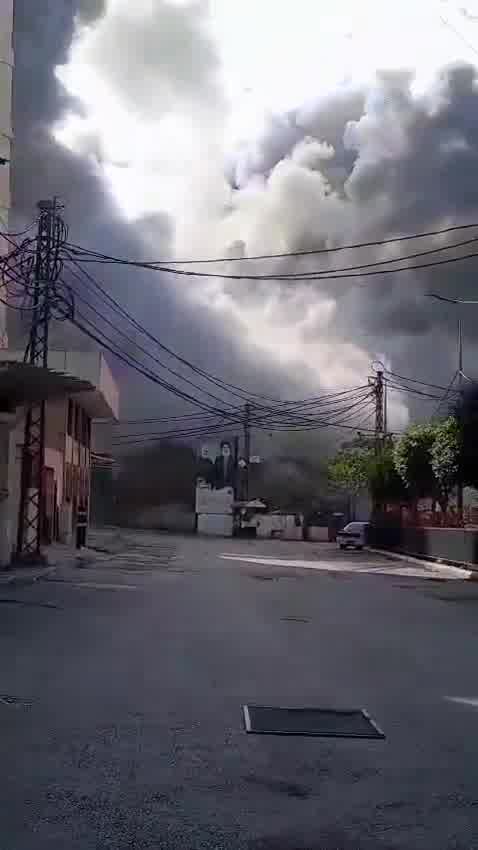 Le moment de la prise pour cible de l'immeuble Harqous dans la banlieue sud de Beyrouth