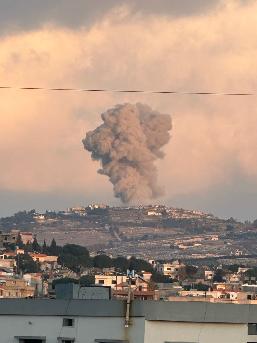 De Israëli voert bombardementen uit op huizen in Yaroun, Zuid-Libanon