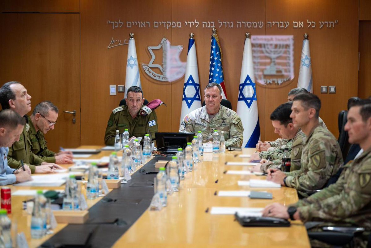 El comandante del @CENTCOM, general Michael Erik Kurilla, llegó a Israel esta semana como invitado oficial del jefe del Estado Mayor del ejército israelí, teniente general Herzi Halevi. Los comandantes mantuvieron una reunión estratégica que se centró en la evaluación de la situación regional y examinaron los cursos de acción para abordar las amenazas y los acontecimientos en Oriente Medio.