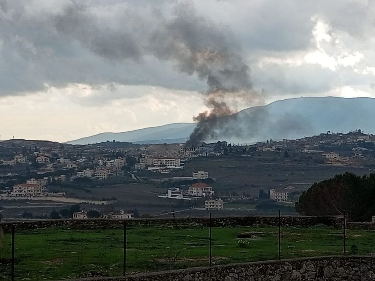 Israelische Sicherheitskräfte brennen Häuser in der Stadt Yaroun im Südlibanon nieder