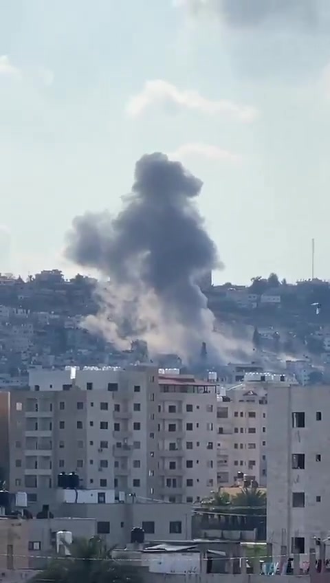 Batı Şeria'nın kuzeyindeki Cenin kampında devam eden saldırganlıkla aynı zamana denk gelen büyük bir patlama meydana geldi.