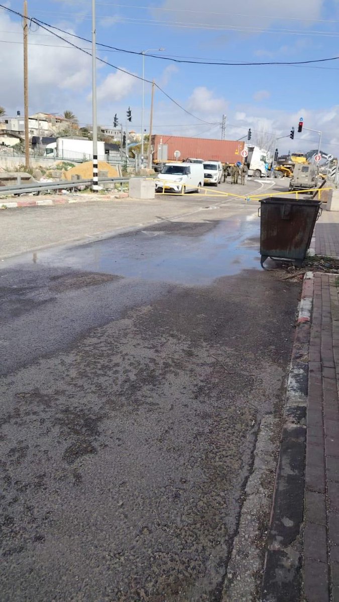 An army force accompanied by two bulldozers storms the village of Jinsafut, east of Qalqilya