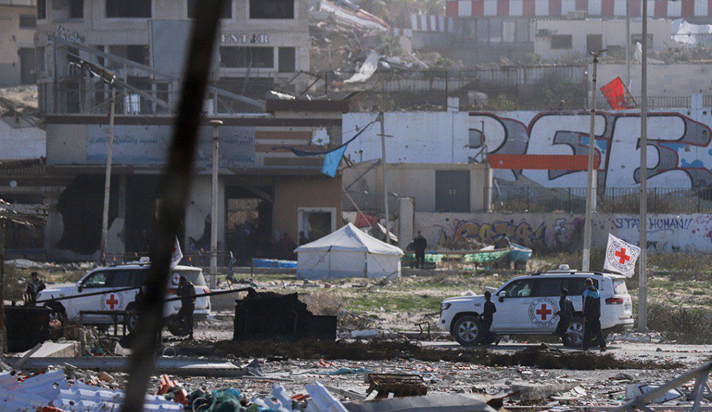 Red Cross' convoy on its way to take the Israeli hostages