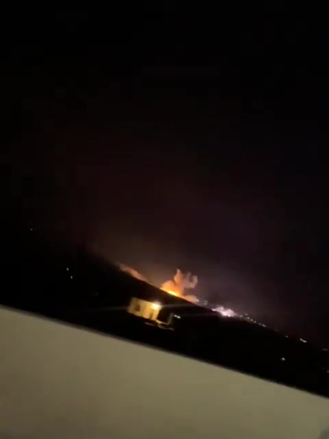 Imágenes de sucesivos ataques aéreos israelíes en la región de Bekaa, en el este del Líbano, en medio de explosiones e incendios en la zona