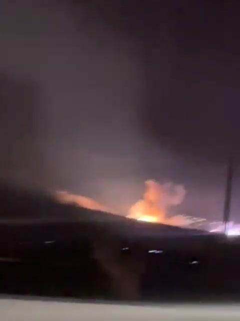 Imágenes de sucesivos ataques aéreos israelíes en la región de Bekaa, en el este del Líbano, en medio de explosiones e incendios en la zona