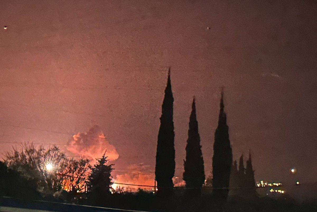 Imágenes de sucesivos ataques aéreos israelíes en la región de Bekaa, en el este del Líbano, en medio de explosiones e incendios en la zona