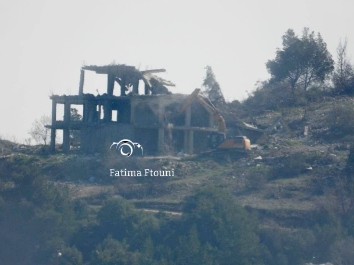 Israelische Bulldozer zerstören und verbrennen die Häuser der Bewohner der Stadt Adaisseh im Südlibanon.