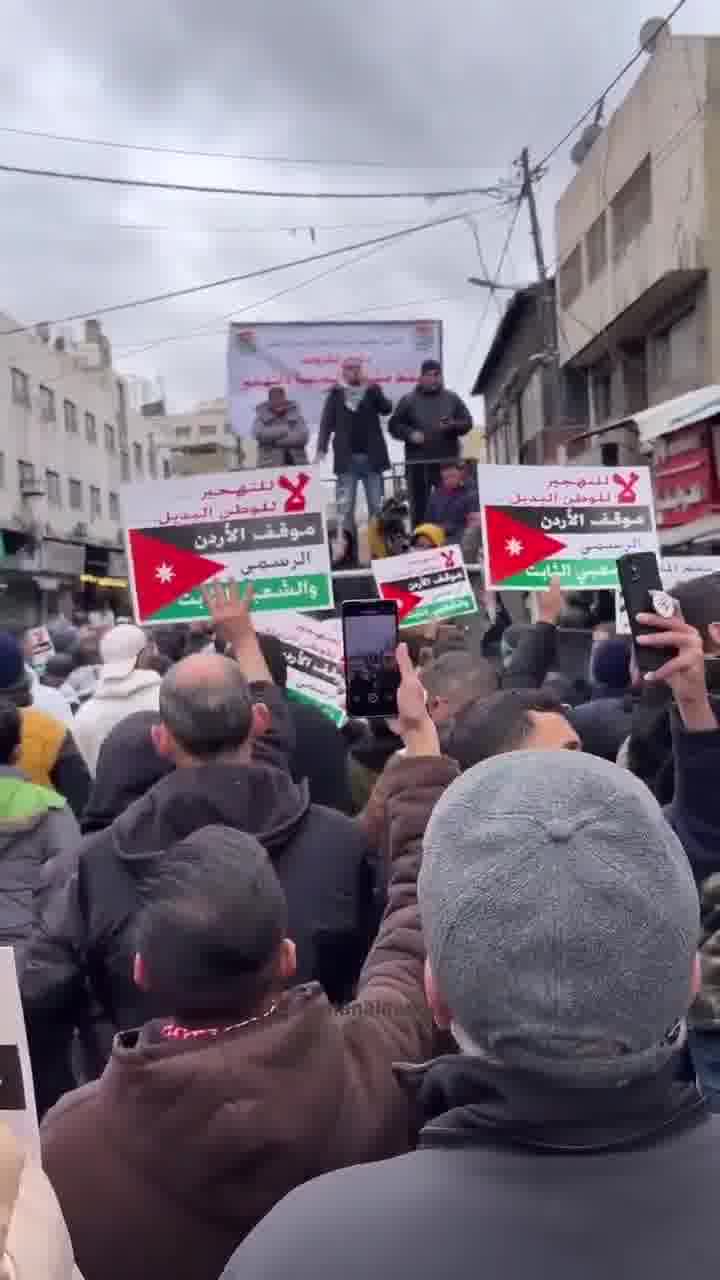 Les Jordaniens sont descendus dans les rues d'Amman pour protester contre les projets de Trump de prendre le contrôle de la bande de Gaza et de déplacer les Palestiniens