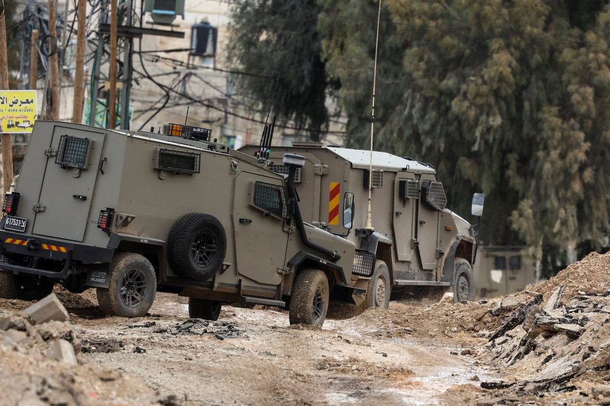 Las fuerzas israelíes llevaron a cabo una ola de redadas y arrestos durante la noche en las gobernaciones de Hebrón, Qalqilya y Belén en la Cisjordania ocupada, y se informó de combates en Jenin.