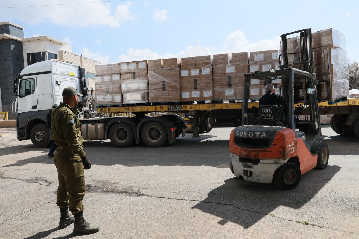 ישראל מסרה במהלך השבועות האחרונים כ-10,000 חבילות של סיוע הומניטרי לדרוזים סורים בדרום סוריה, כך אמר משרד החוץ. החבילות כוללות מוצרי מזון בסיסיים. רוב המשלוחים נשלחו לאזור סואידה, וחלקם לכפרים הסמוכים לגבול ישראל