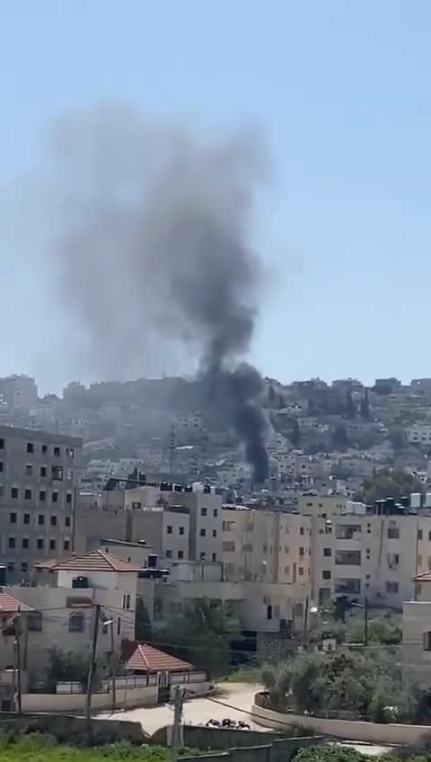 Las fuerzas de seguridad israelíes queman más casas en el campamento de Jenin, en el norte de Cisjordania.